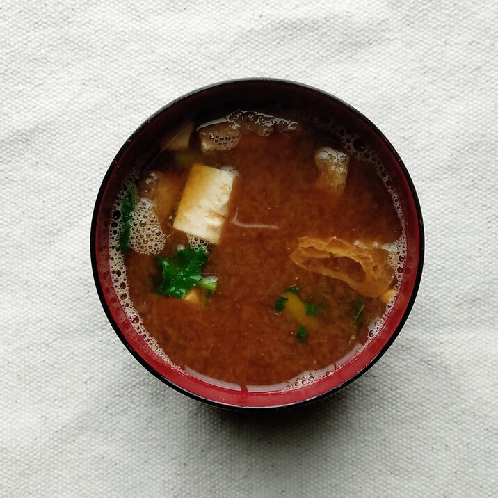 豆腐と大根の葉の赤だし味噌汁